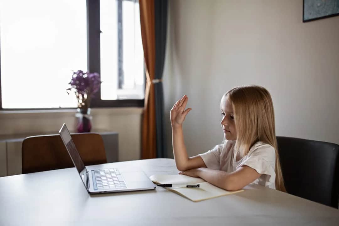 Nauczanie zdalne w podstawówce: Kiedy szkoła przechodzi na online i dlaczego?