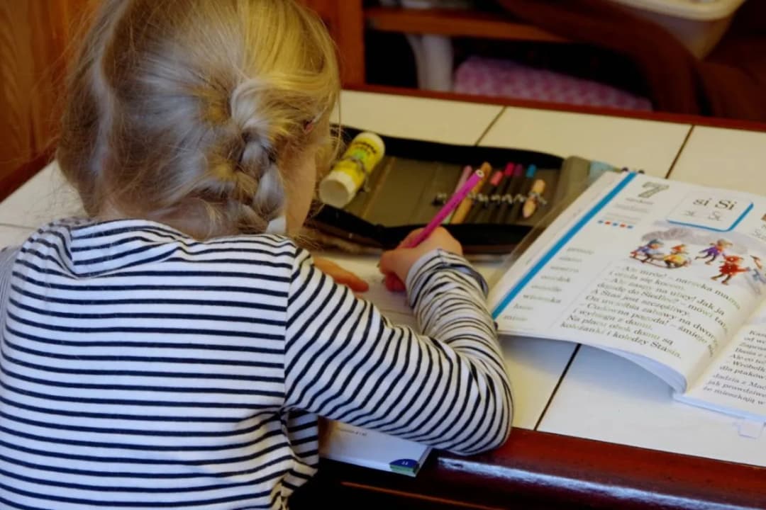 Nauczanie indywidualne w domu czy w szkole: Które rozwiązanie lepiej wspiera rozwój dziecka?